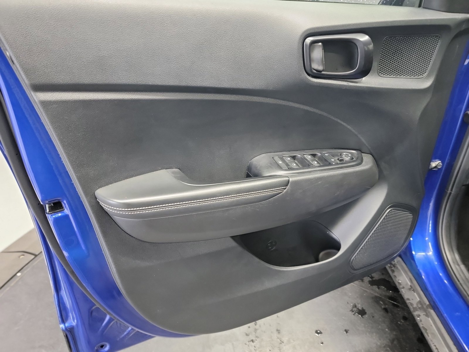 Used 2023 Hyundai Venue Limited FWD image 8