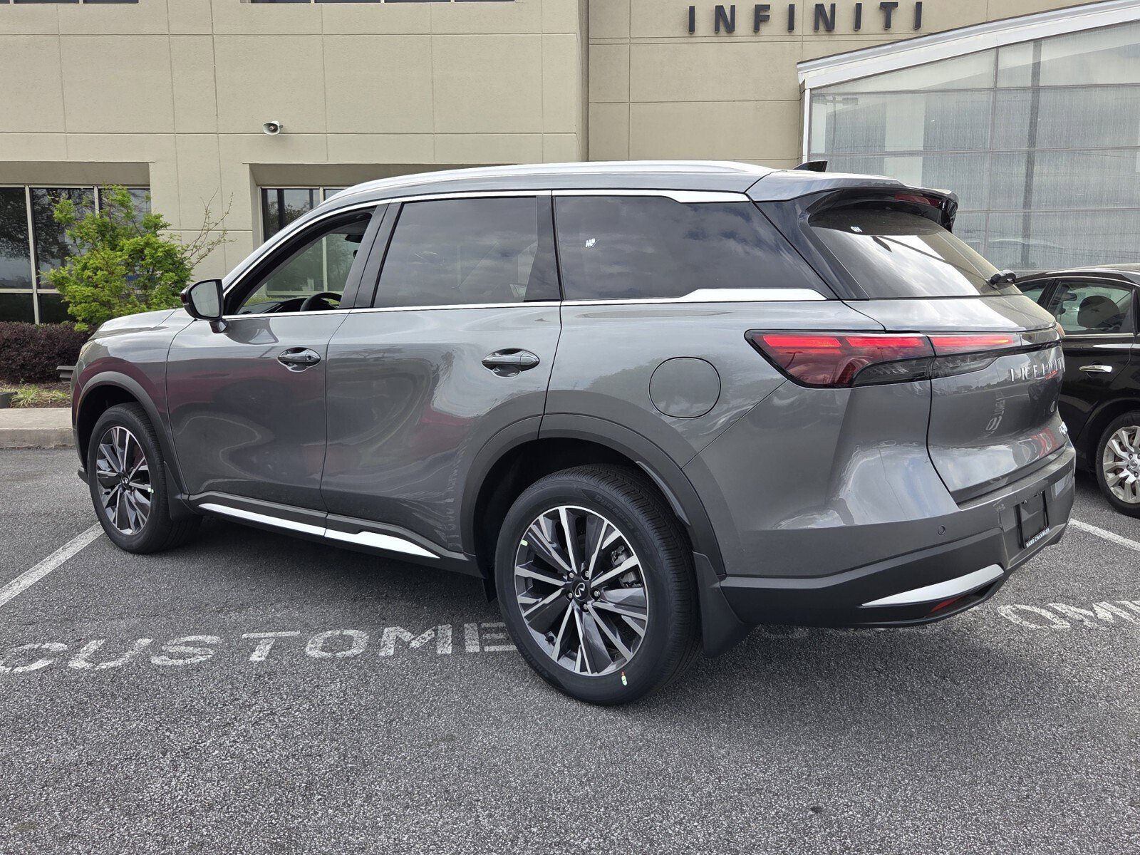 New 2026 INFINITI QX60 Luxe w/ Family Package image 8