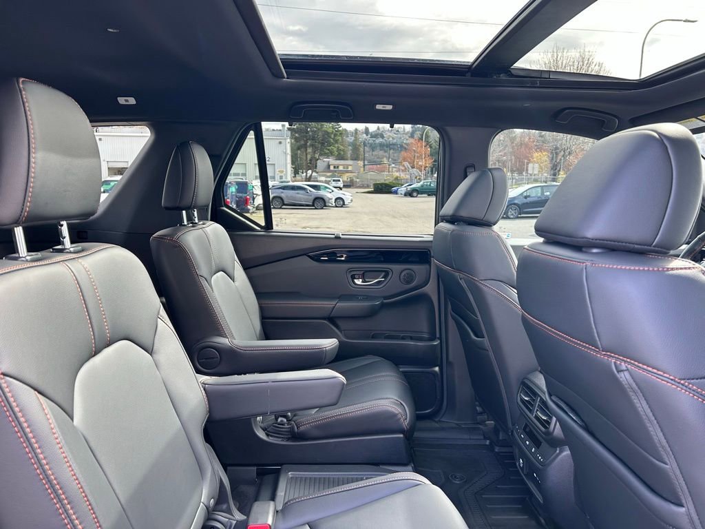 Used 2025 Honda Pilot TrailSport image 15