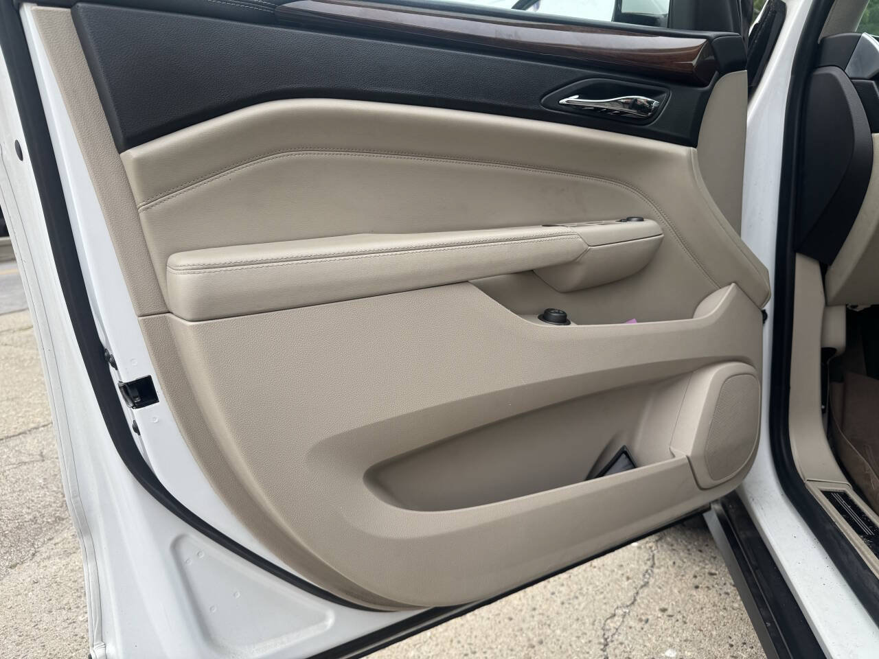 Used 2011 Cadillac SRX Luxury FWD image 16
