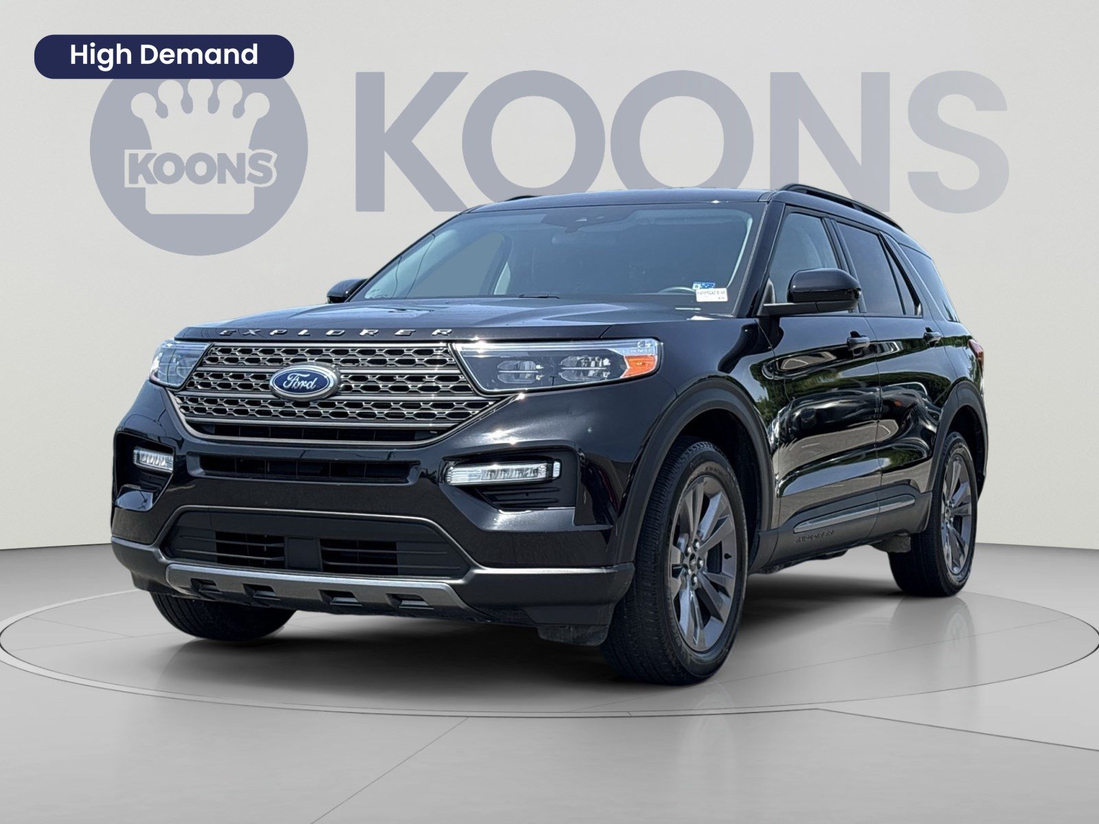 Used 2024 Ford Explorer XLT w/ Equipment Group 202A AWD/4WD image 1