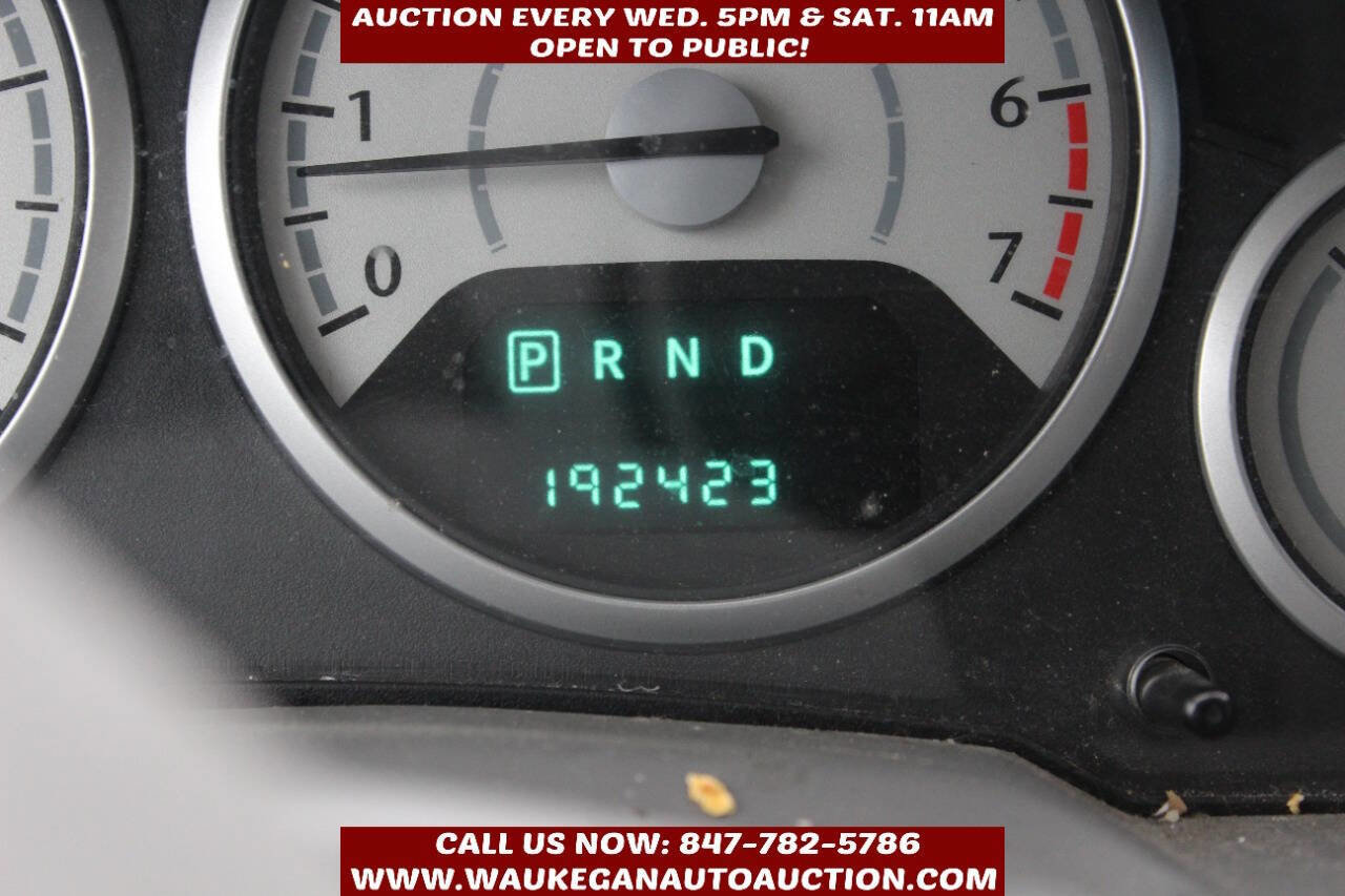 Used 2010 Chrysler Town & Country Touring image 9