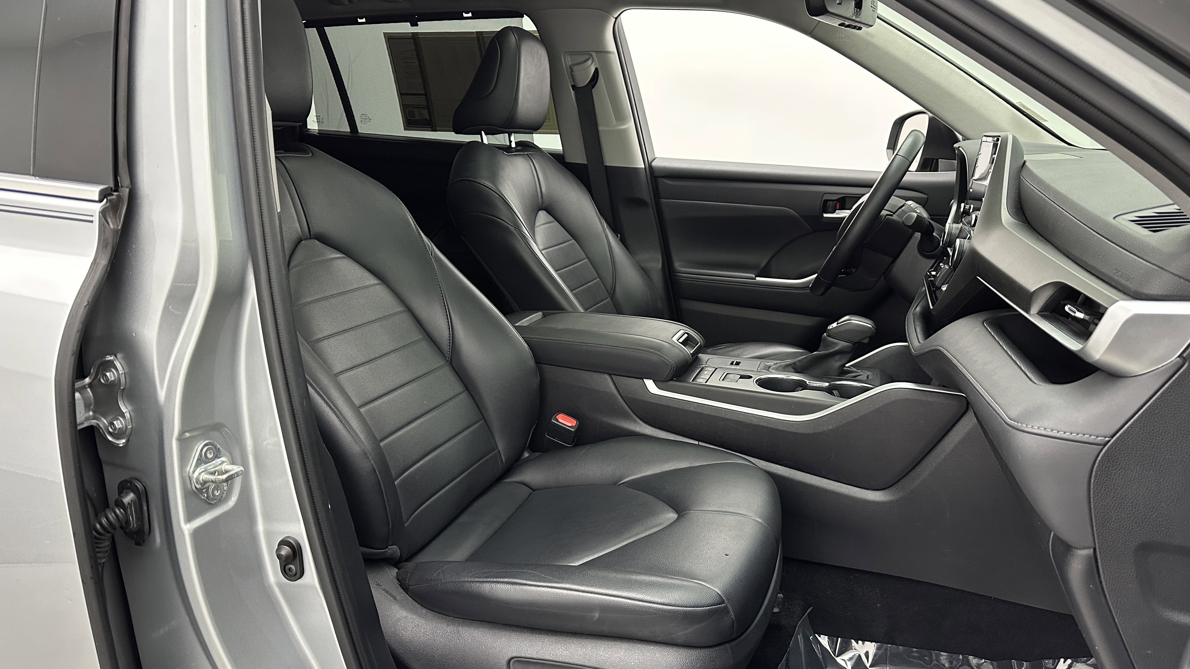 Used 2021 Toyota Highlander XLE image 40