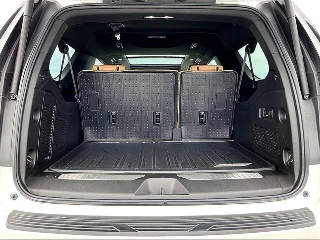 Used 2023 Chevrolet Suburban Premier w/ Advanced Technology Package AWD/4WD image 30