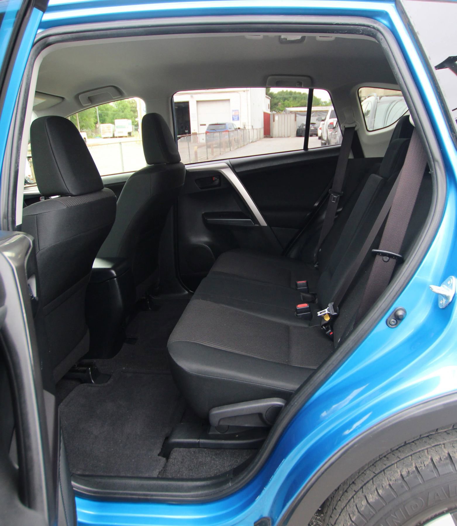 Used 2018 Toyota RAV4 LE FWD image 11