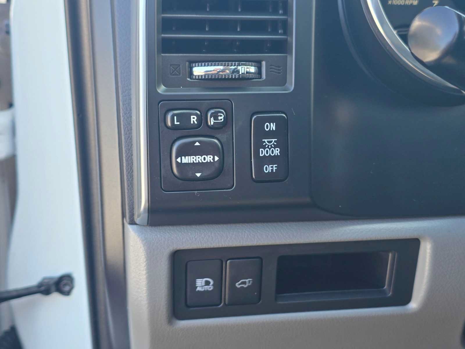 Used 2018 Toyota Sequoia Platinum AWD/4WD image 25