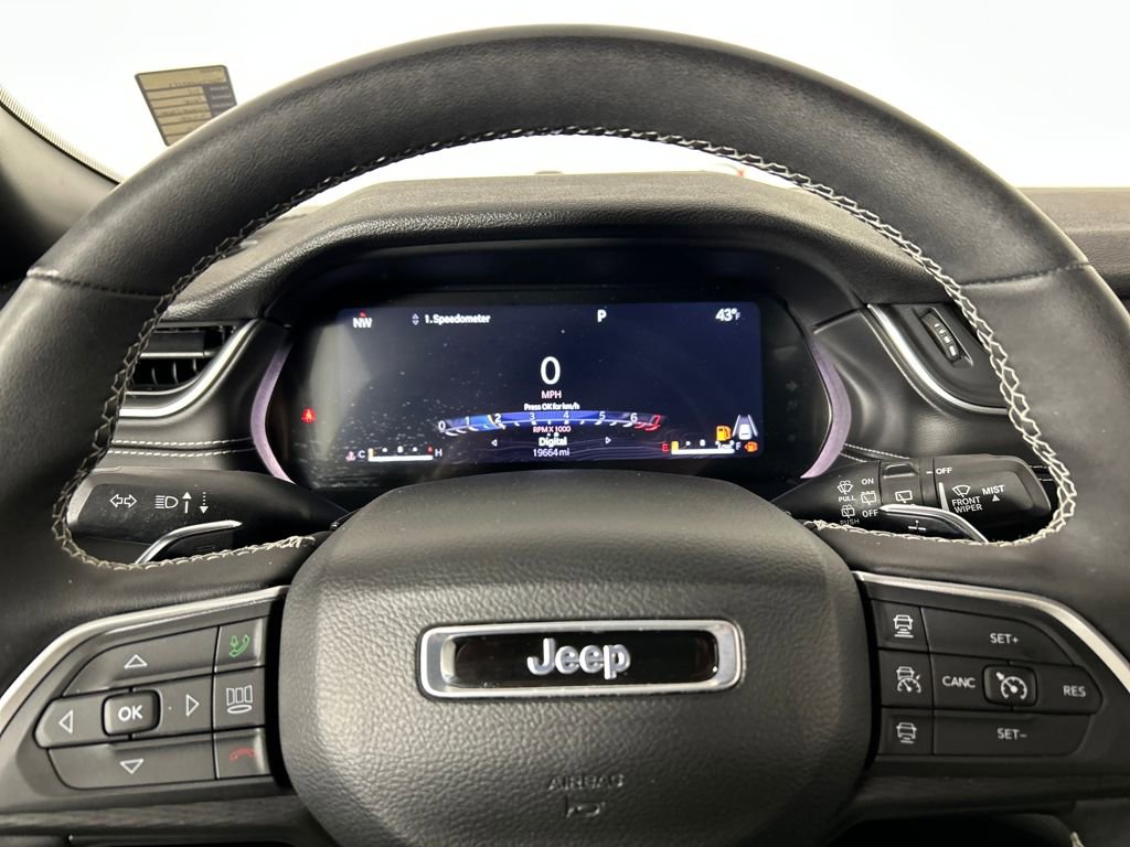 Used 2024 Jeep Grand Cherokee L Laredo image 13