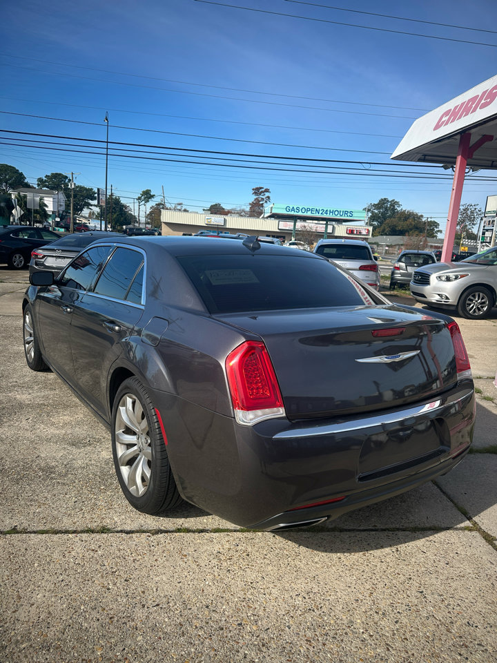 Used 2018 Chrysler 300 Touring L image 4