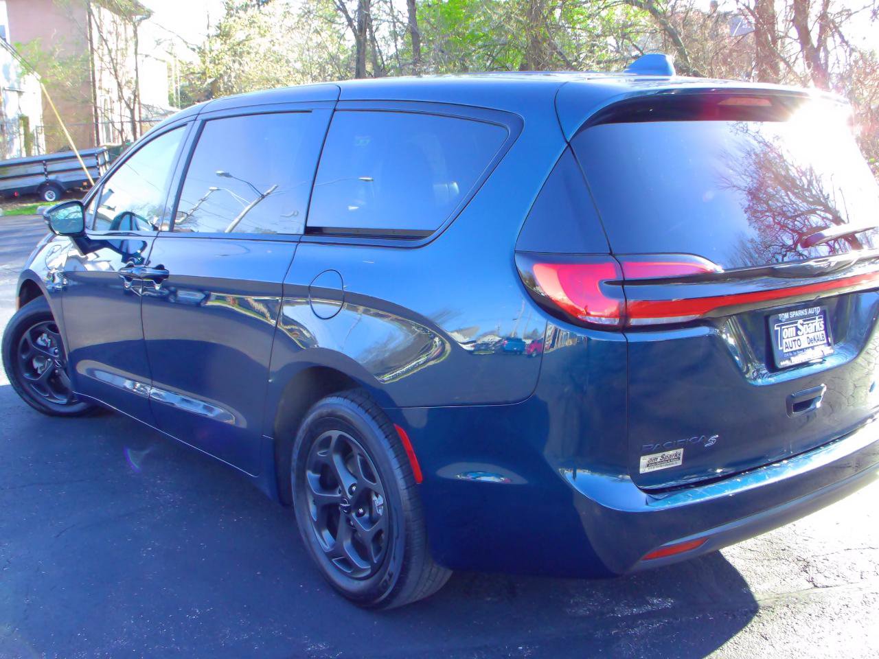 Used 2022 Chrysler Pacifica Touring-L w/ S Appearance Package FWD image 4