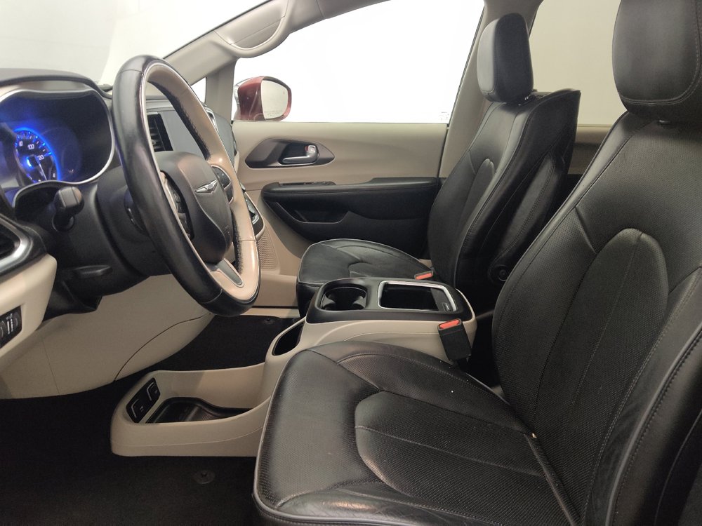 Used 2018 Chrysler Pacifica Limited FWD image 17