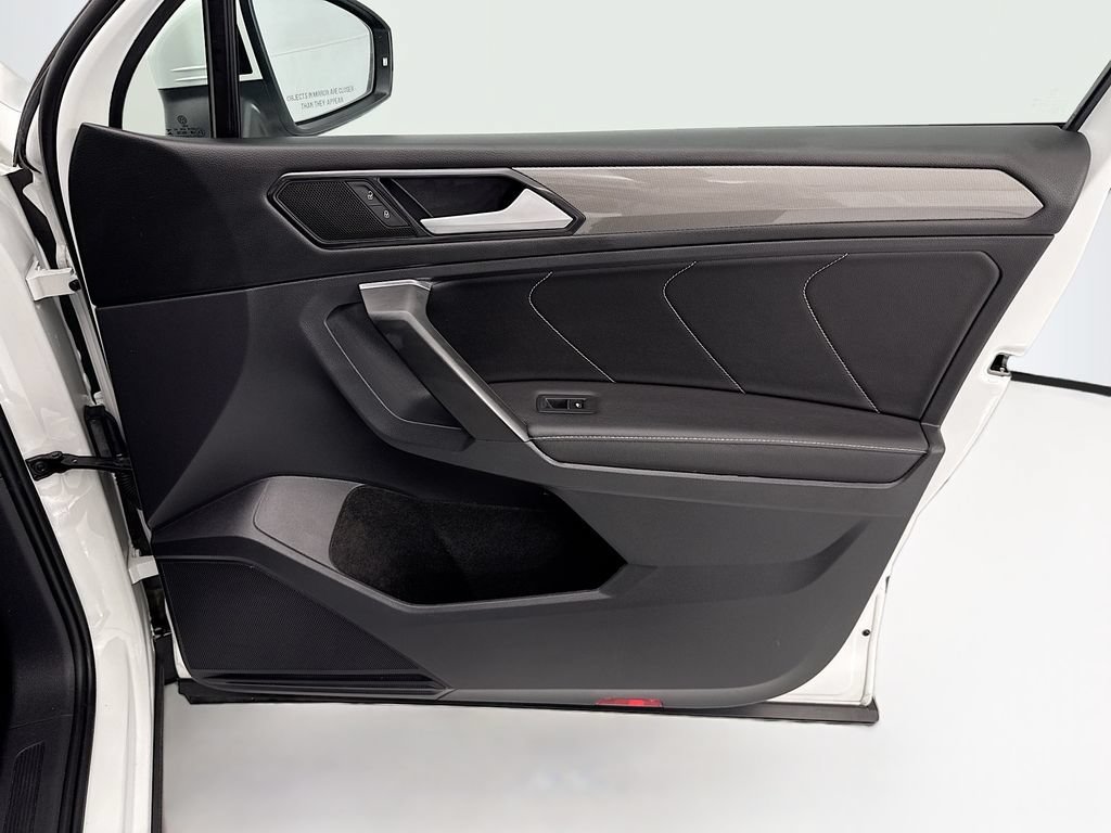 Used 2023 Volkswagen Tiguan SE w/ Panoramic Sunroof Package FWD image 24
