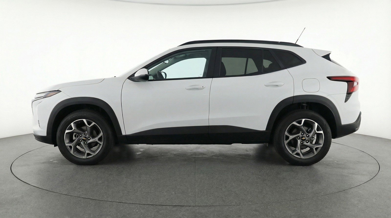 Used 2025 Chevrolet Trax LT FWD image 5