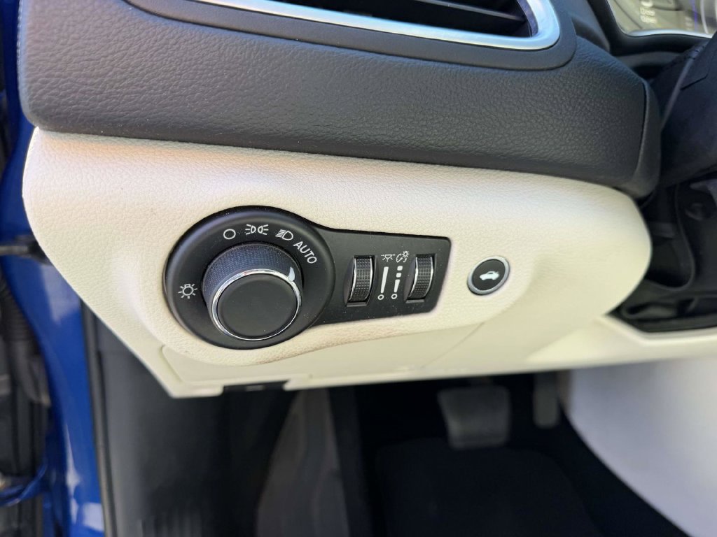 Used 2015 Chrysler 200 Limited w/ Convenience Group FWD image 24