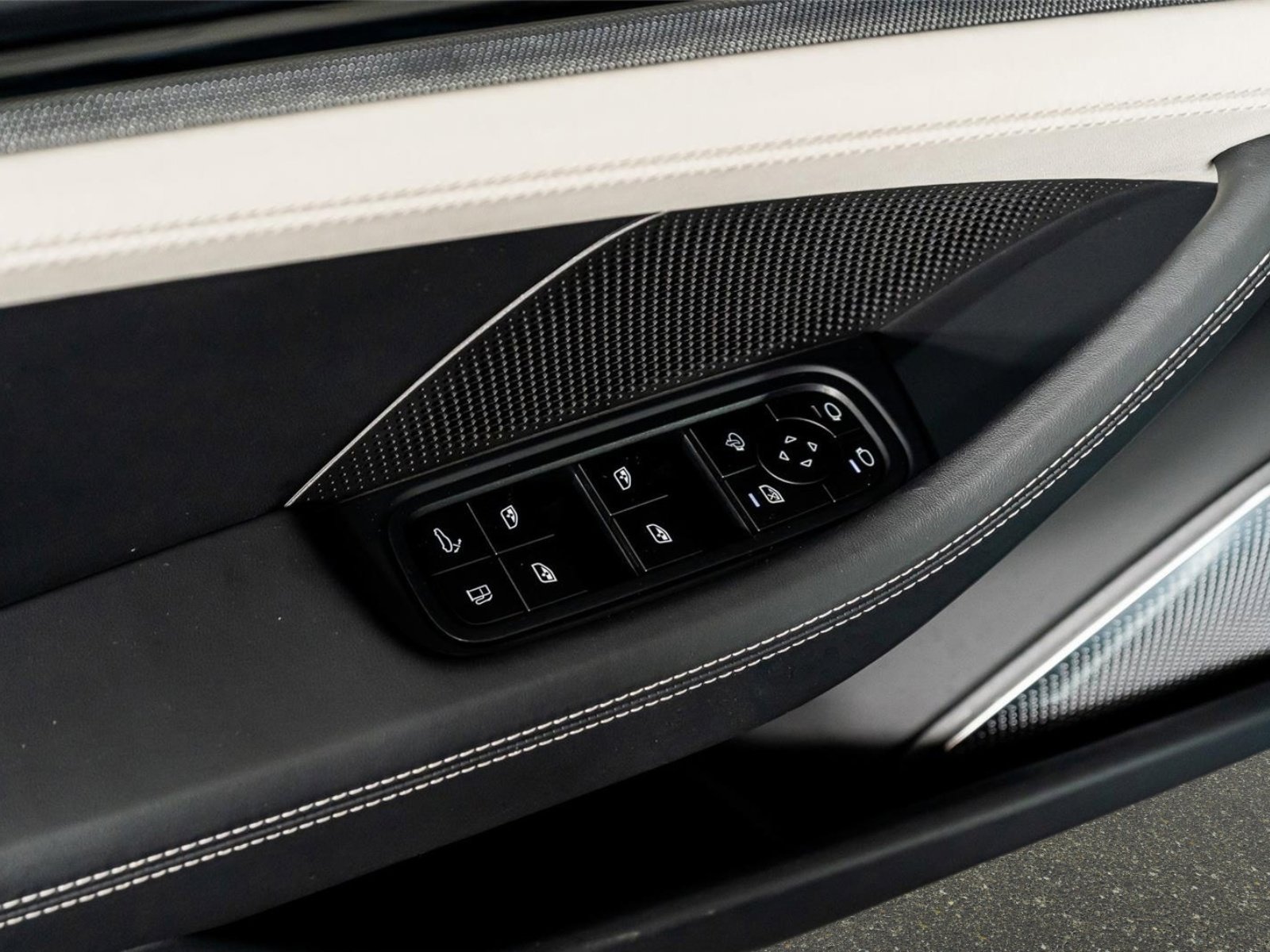 Used 2025 Porsche Panamera 4 w/ Premium Package image 49