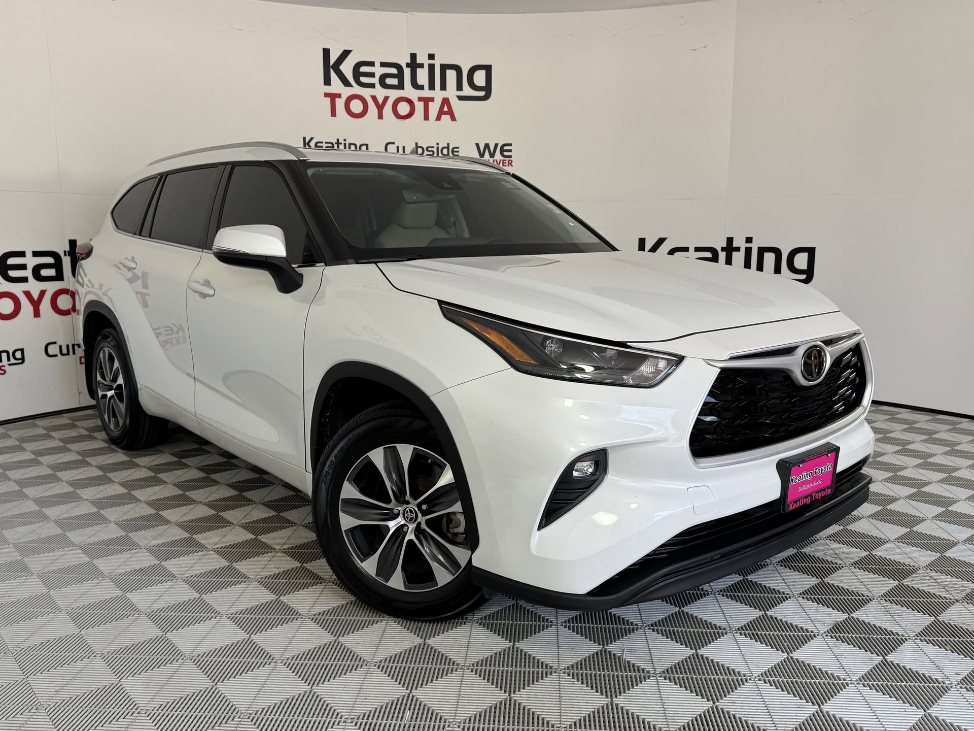 Used 2022 Toyota Highlander XLE image 3