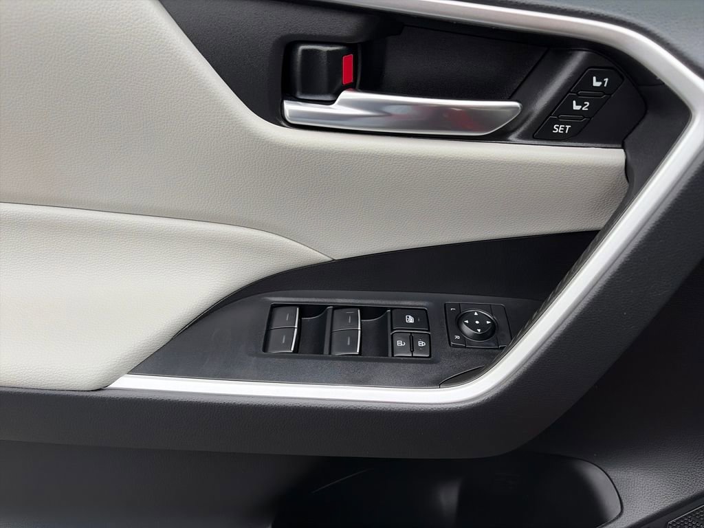 Used 2022 Toyota RAV4 XLE Premium image 19