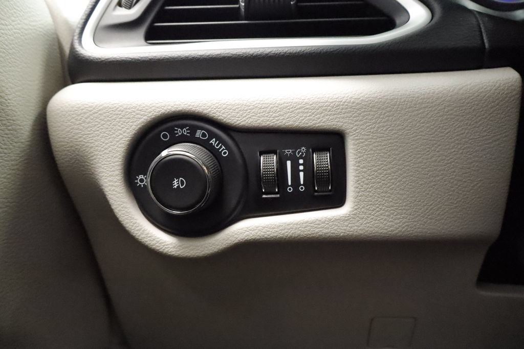 Certified 2023 Chrysler Pacifica Touring-L FWD image 25