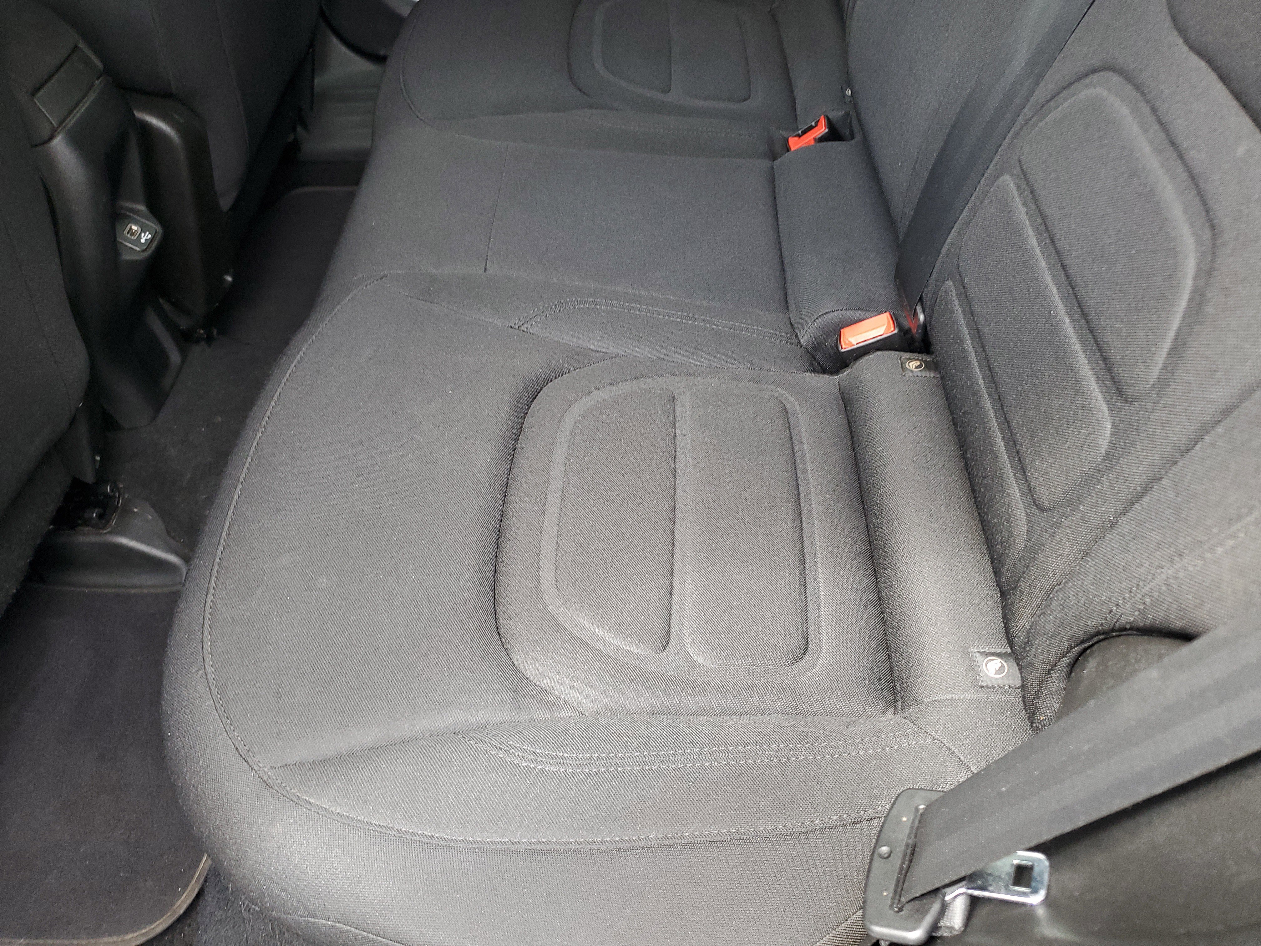 Used 2018 Jeep Renegade Latitude FWD image 12