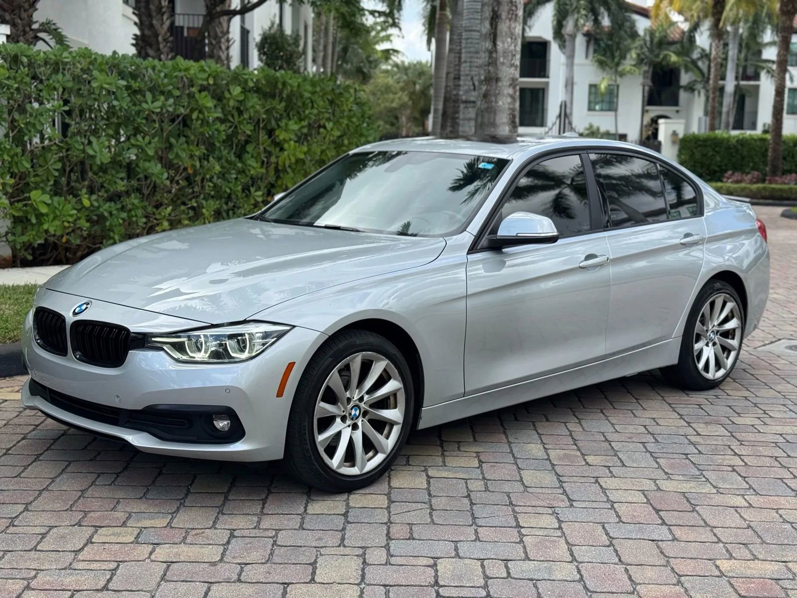 Used 2018 BMW 320i xDrive Sedan image 3