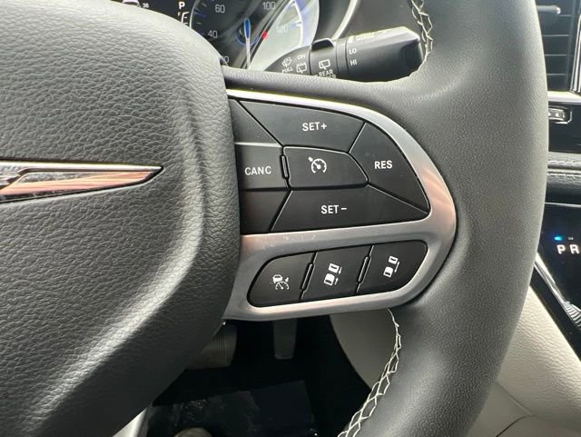 Used 2023 Chrysler Pacifica Touring-L FWD image 9