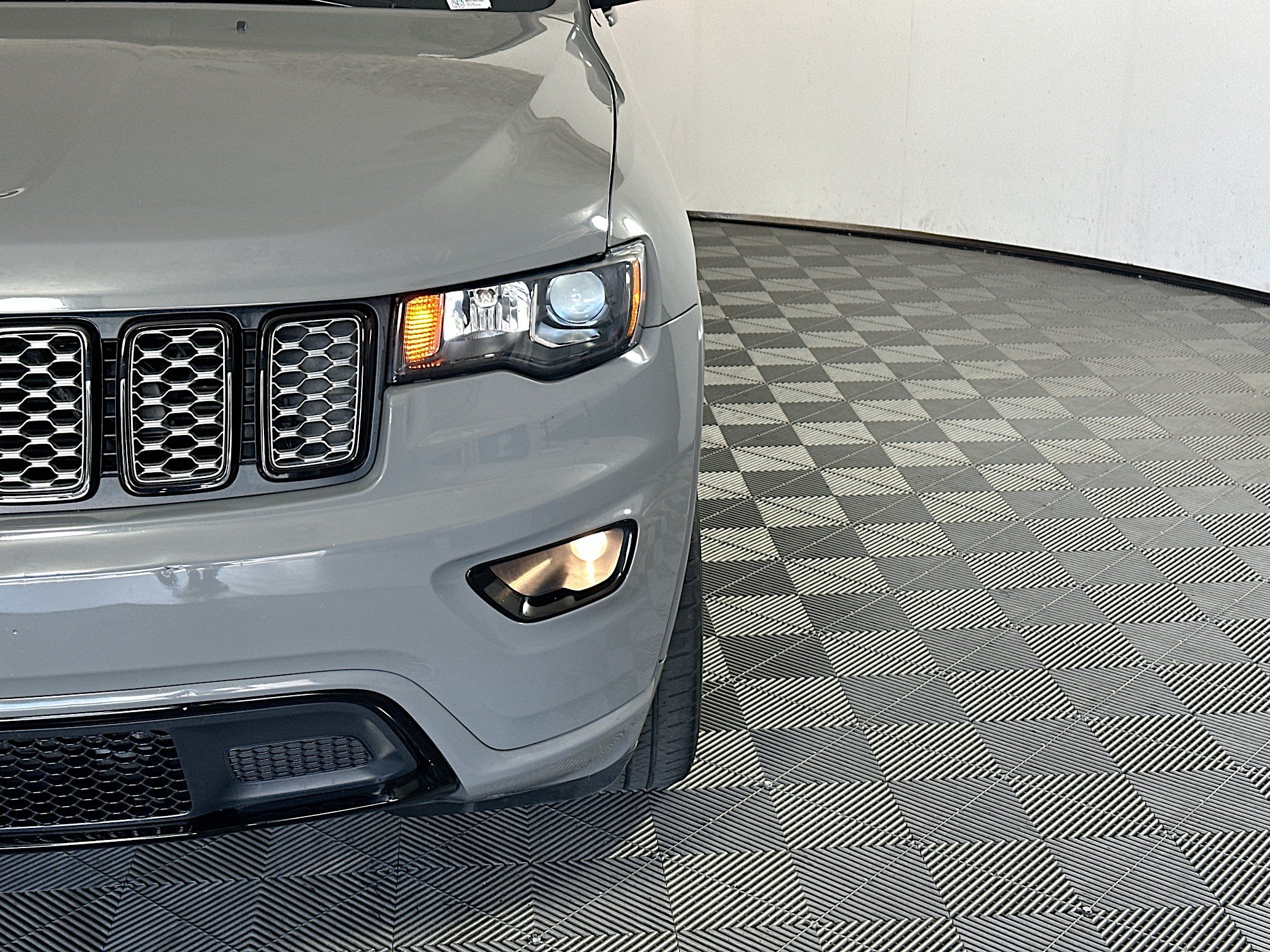 Used 2020 Jeep Grand Cherokee Altitude RWD image 9