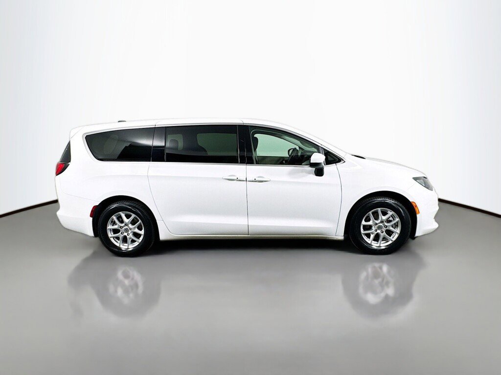 Used 2022 Chrysler Voyager LX image 6