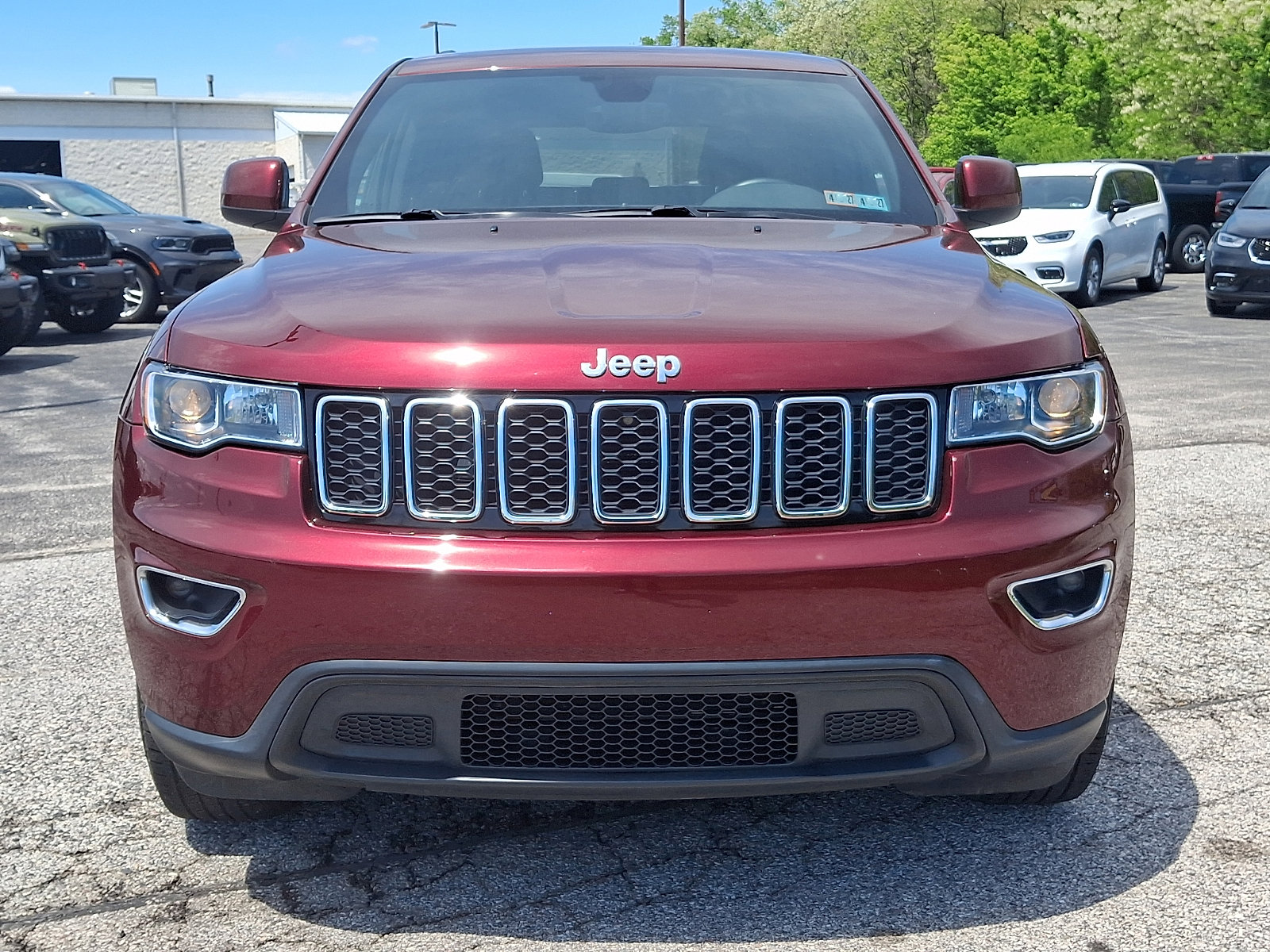 Used 2017 Jeep Grand Cherokee Laredo AWD/4WD image 3