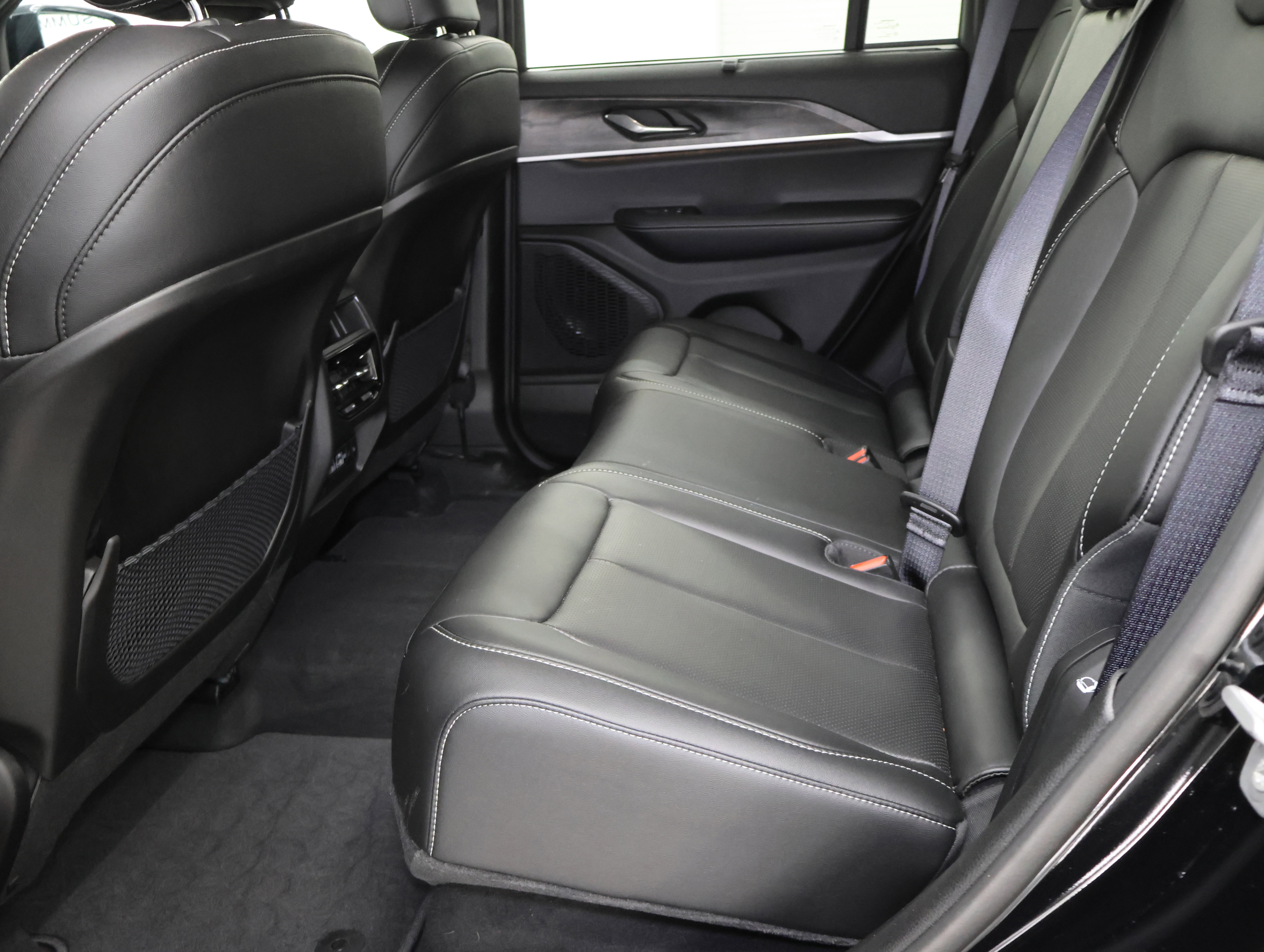 Used 2025 Jeep Grand Cherokee Limited w/ Luxury Tech Group II image 9