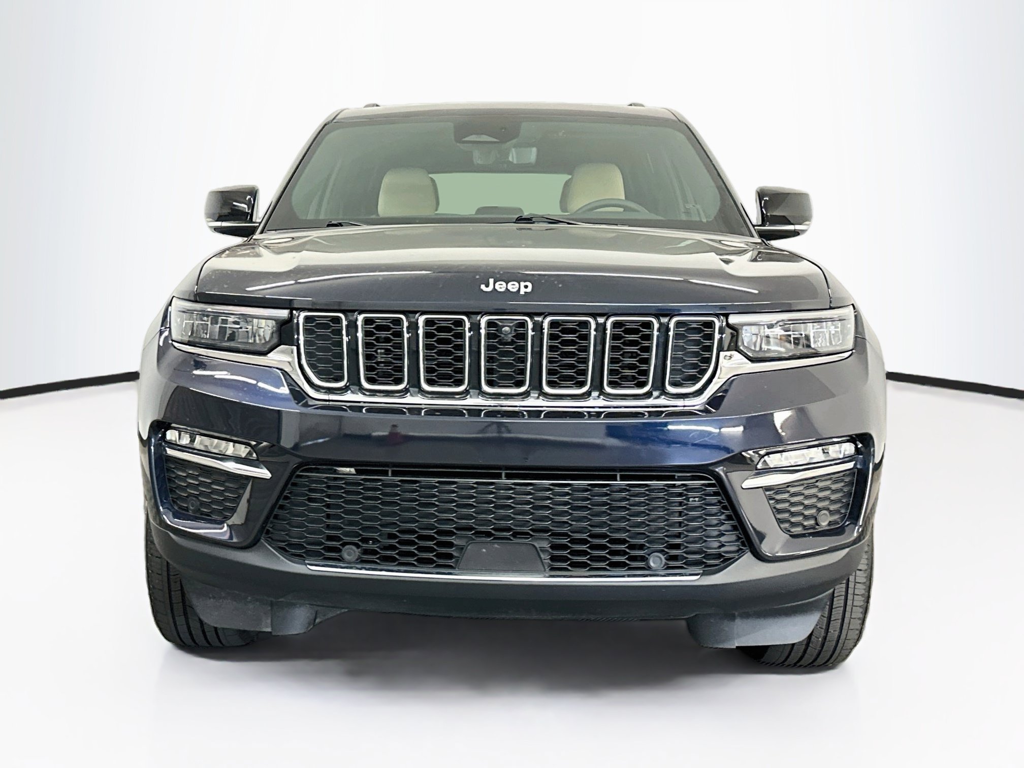 Used 2023 Jeep Grand Cherokee Limited w/ Luxury Tech Group II AWD/4WD image 2
