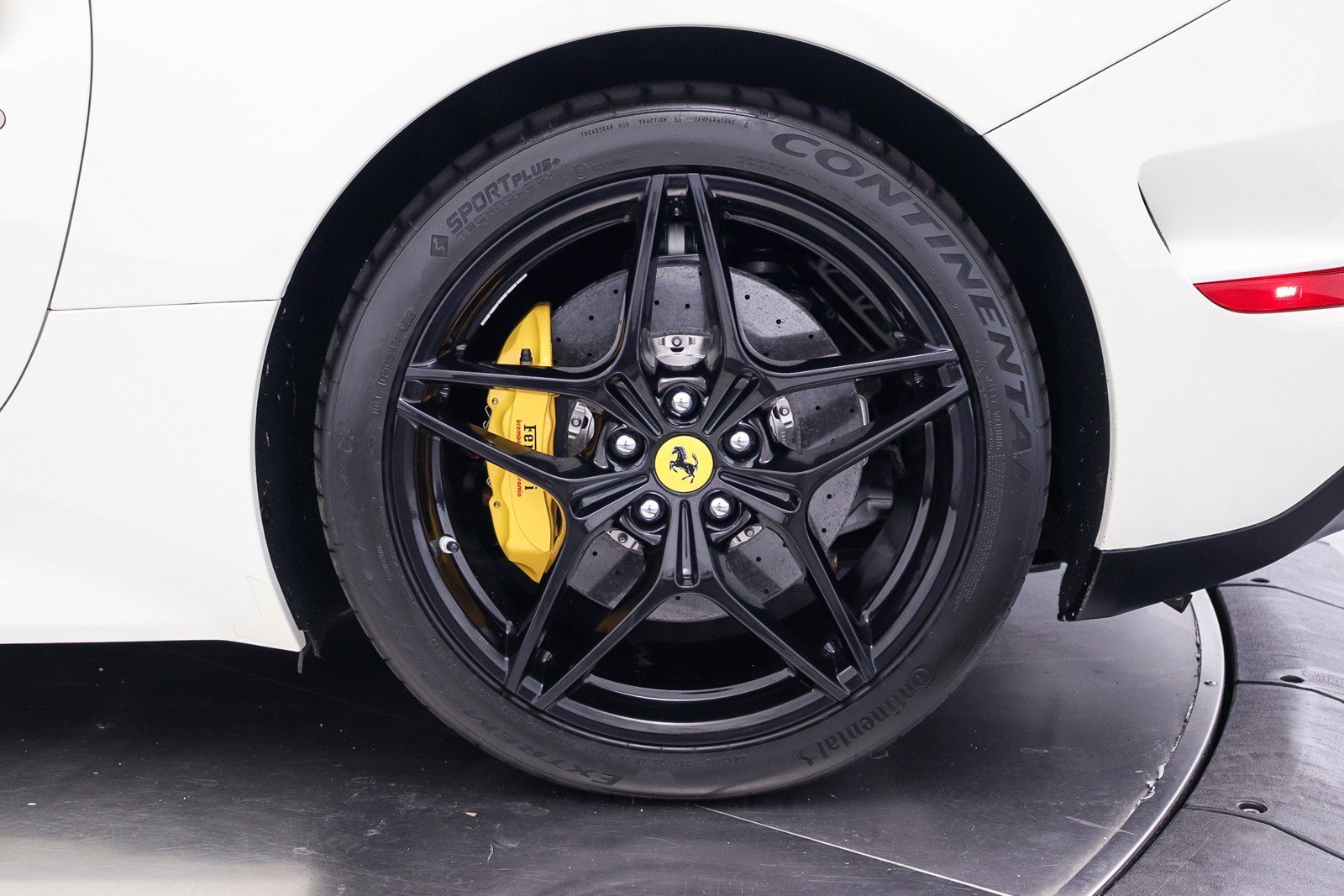 Used 2017 Ferrari California T RWD image 22