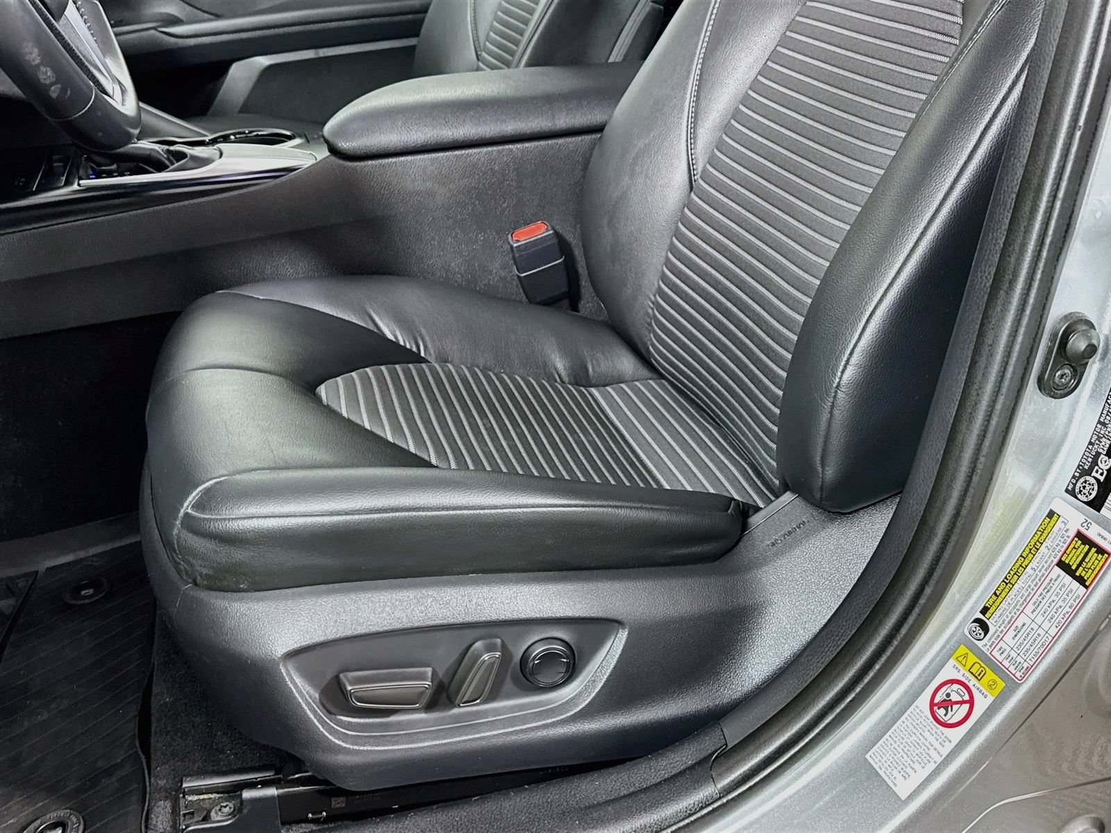 Used 2018 Toyota Camry SE FWD image 18