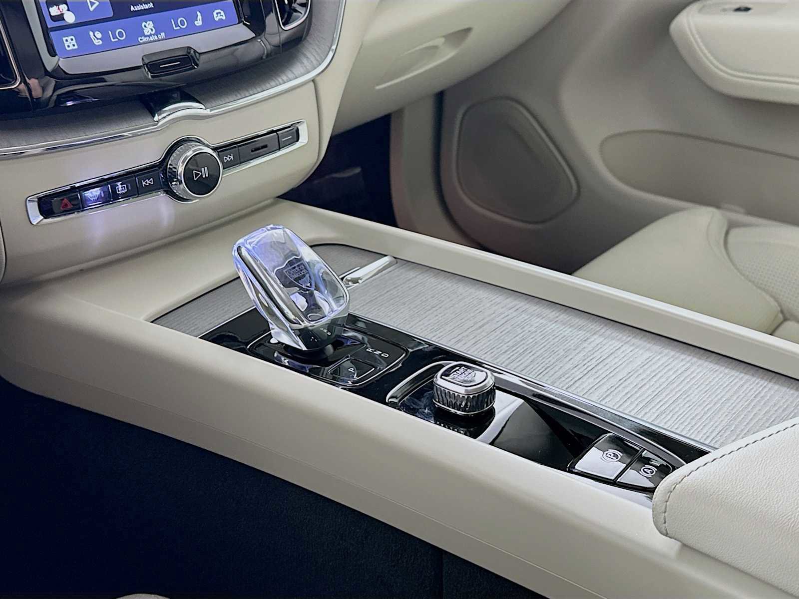 Used 2025 Volvo XC60 B5 Ultra w/ Protection Package Premier image 16