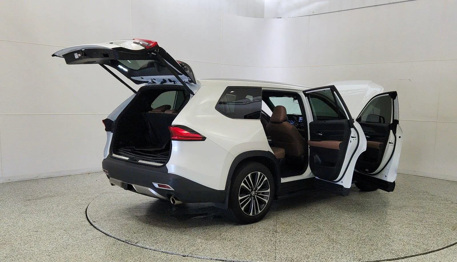 Used 2024 Toyota Grand Highlander AWD Hybrid image 12