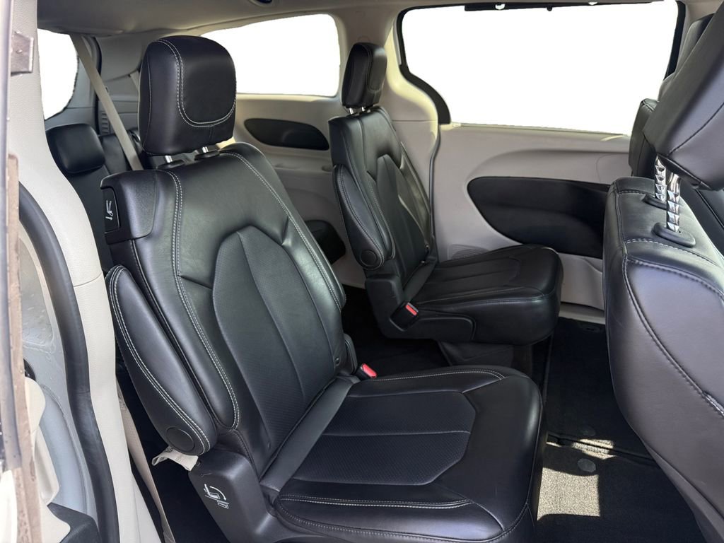 Used 2024 Chrysler Pacifica Touring-L image 18