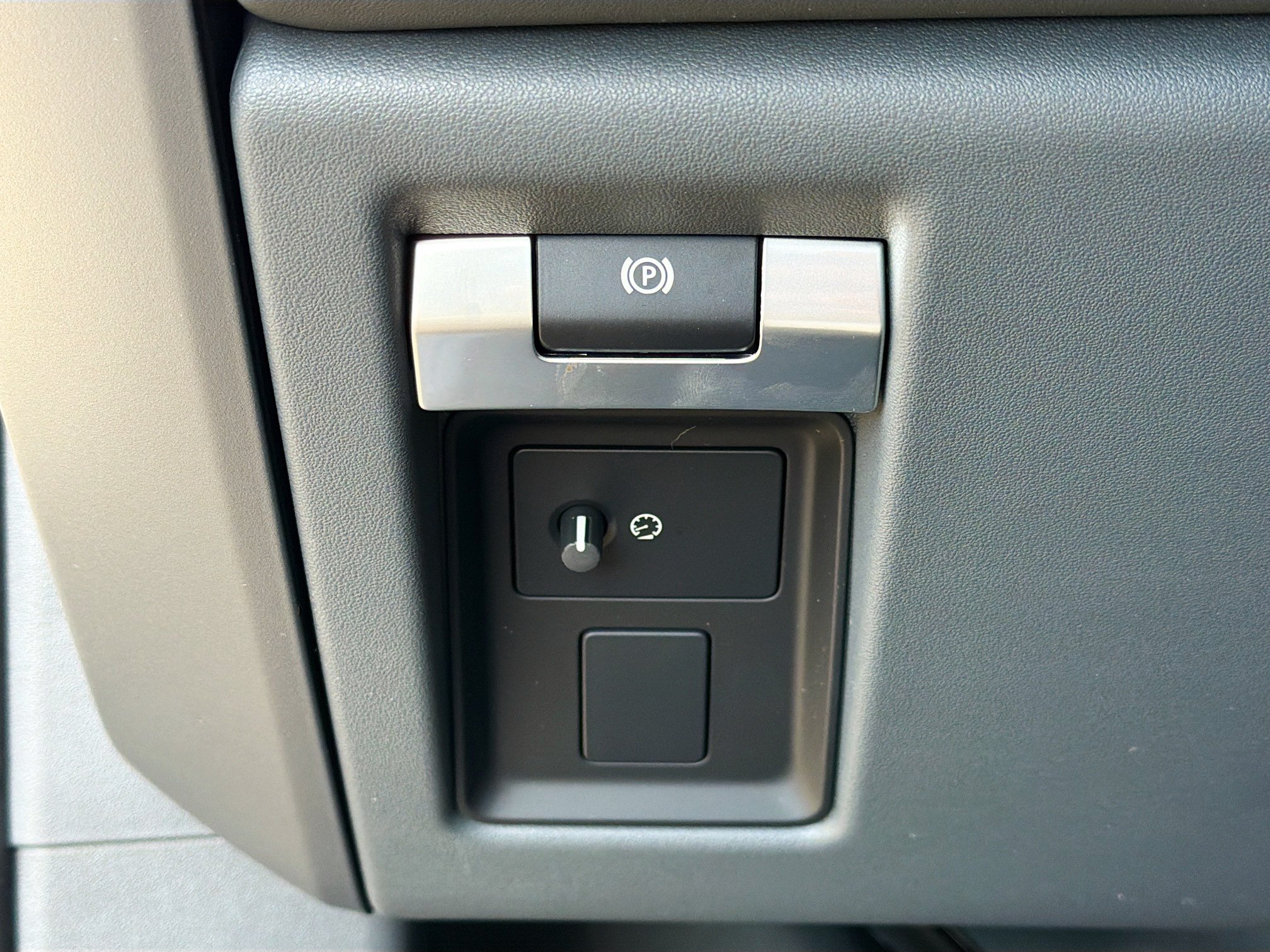 New 2026 Land Rover Defender 110 X-Dynamic SE AWD/4WD image 35