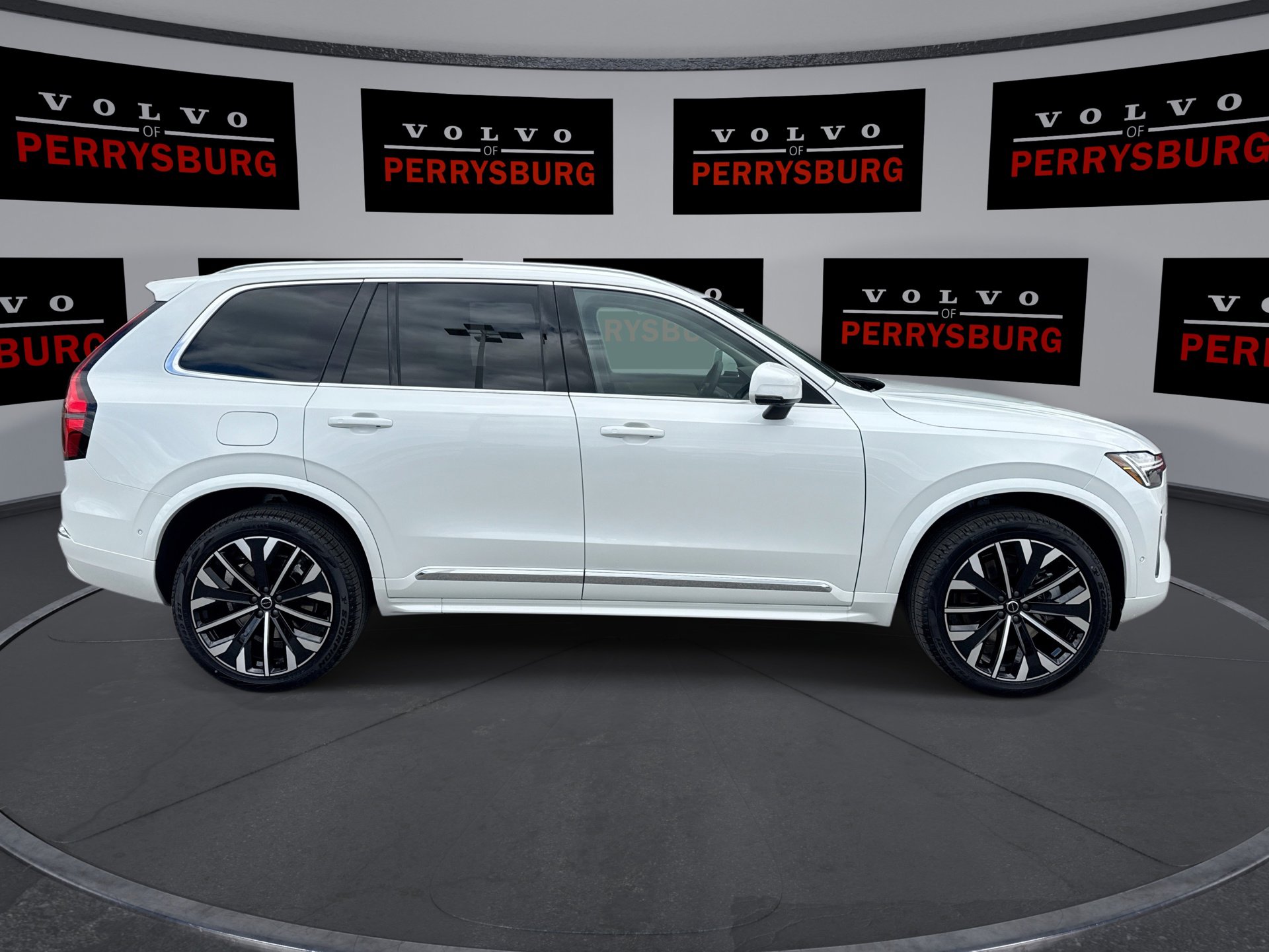 New 2025 Volvo XC90 T8 Plus w/ Protection Package Premier image 9