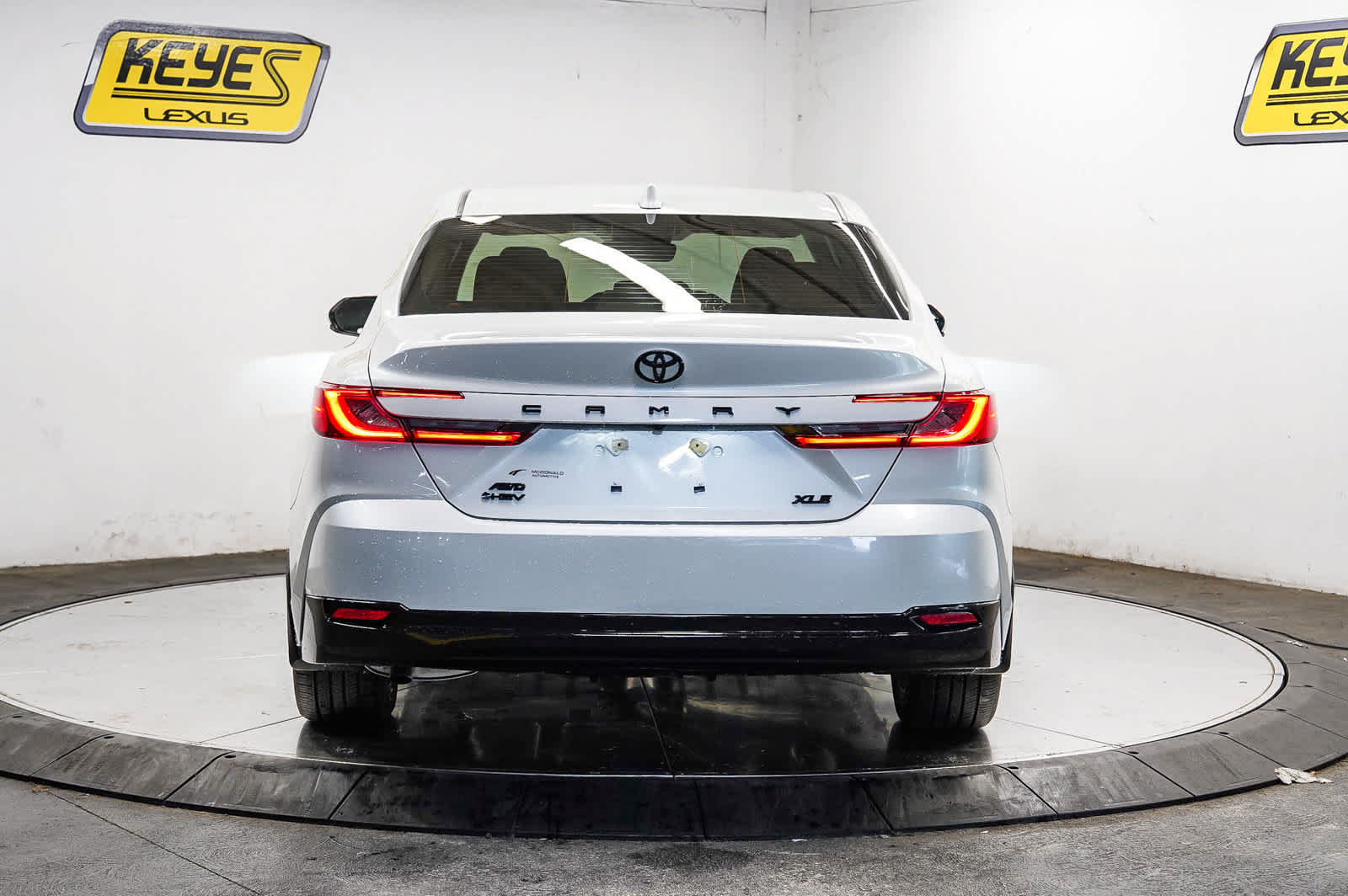 Used 2026 Toyota Camry XLE AWD/4WD image 3