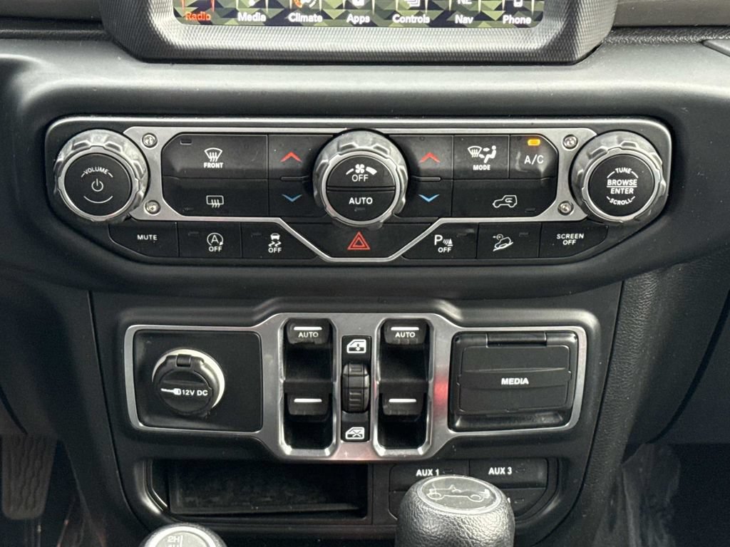Used 2018 Jeep Wrangler Unlimited Sahara AWD/4WD image 16