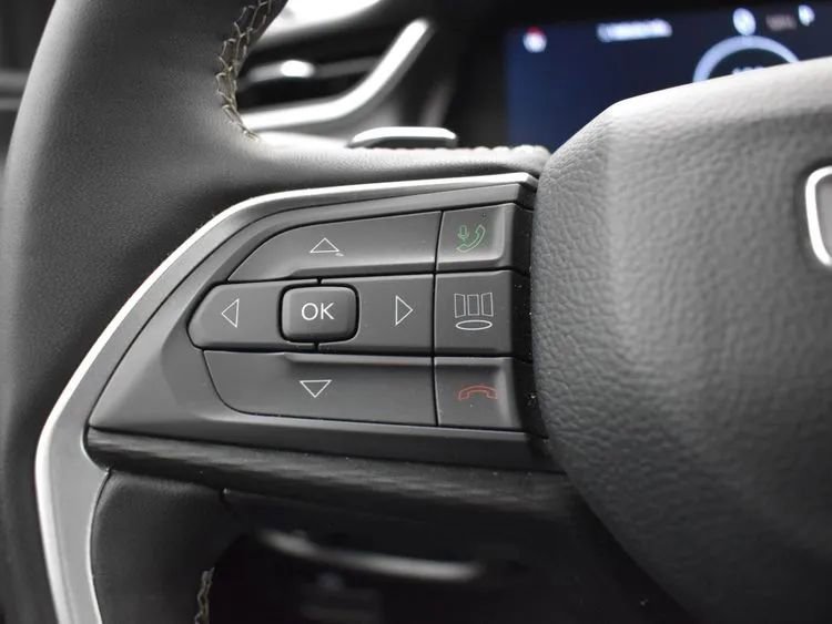 Used 2024 Jeep Grand Cherokee L Laredo image 25