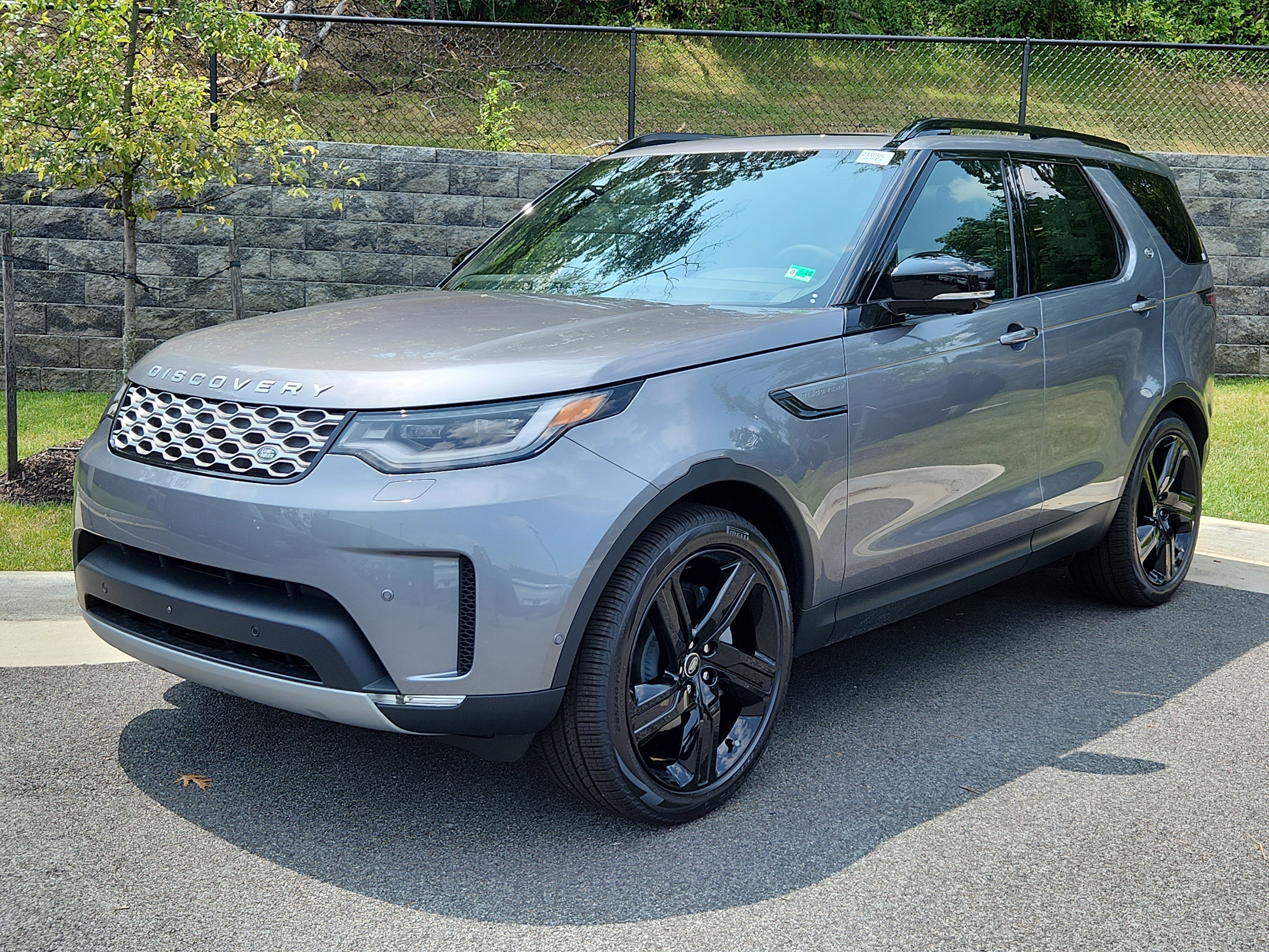 New 2025 Land Rover Discovery S image 1