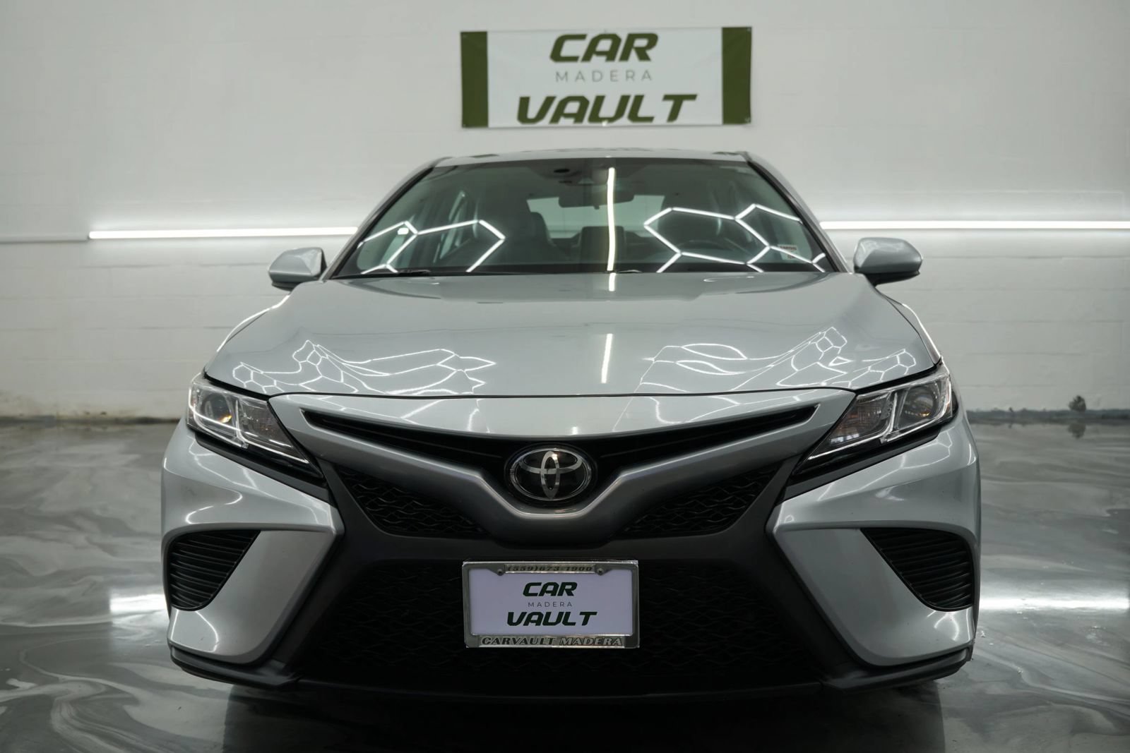 Used 2020 Toyota Camry SE FWD image 2