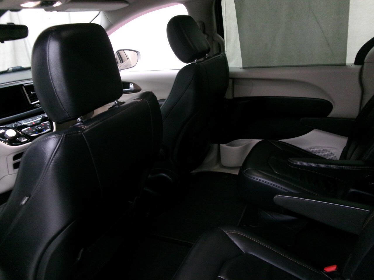 Used 2017 Chrysler Pacifica Touring-L image 14