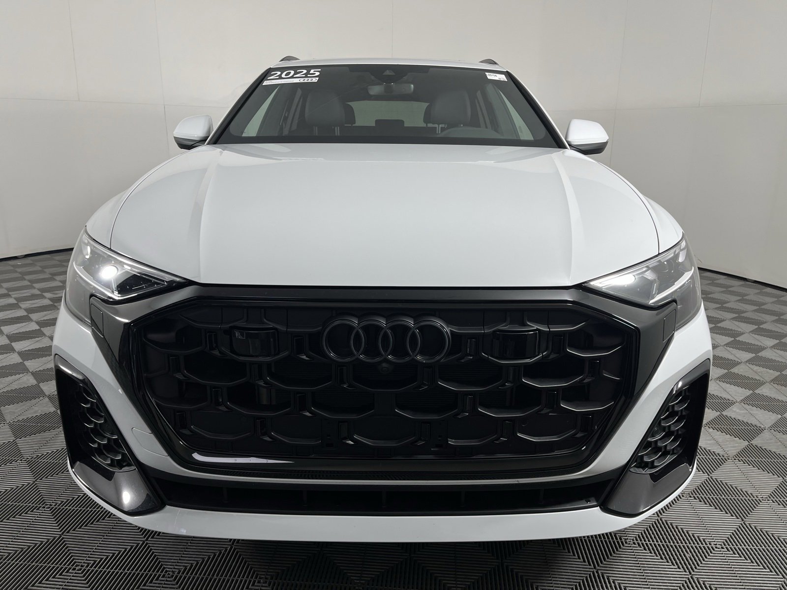 Used 2025 Audi Q8 Premium Plus w/ Premium Plus Package image 2