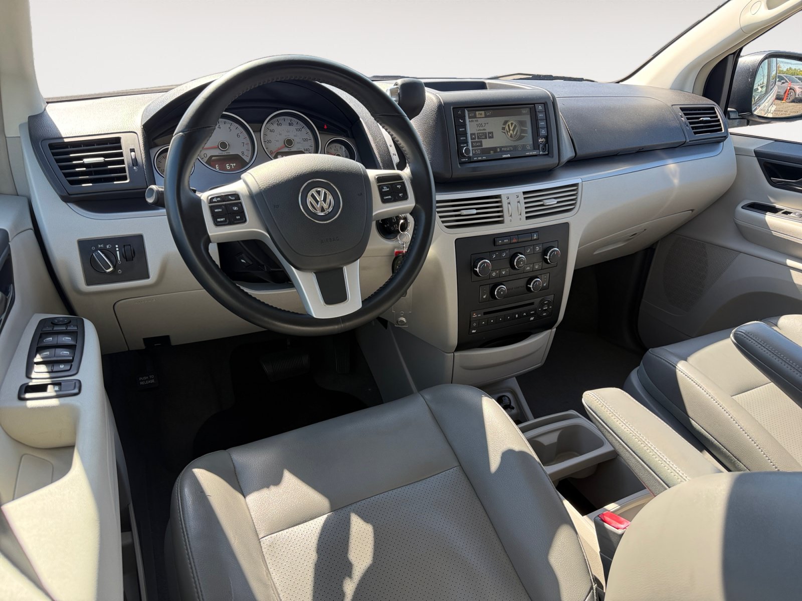 Used 2011 Volkswagen Routan SE FWD image 15