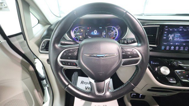 Used 2018 Chrysler Pacifica Touring-L FWD image 23