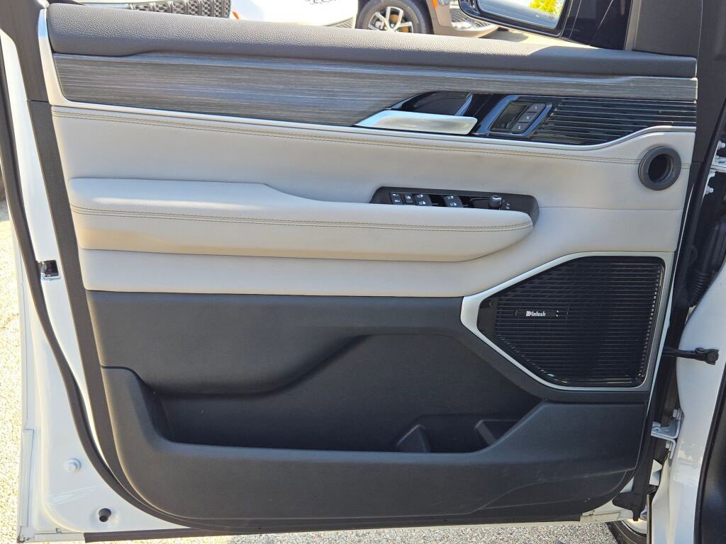 Used 2024 Jeep Wagoneer Series III w/ Premium Group I image 24