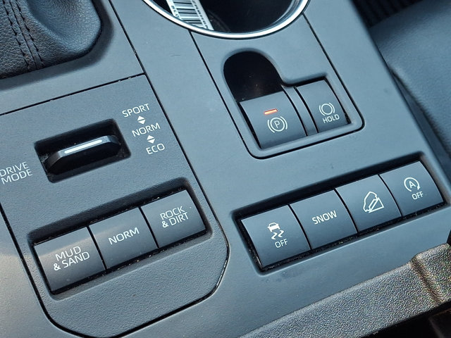 Used 2021 Toyota Highlander XLE AWD/4WD image 25