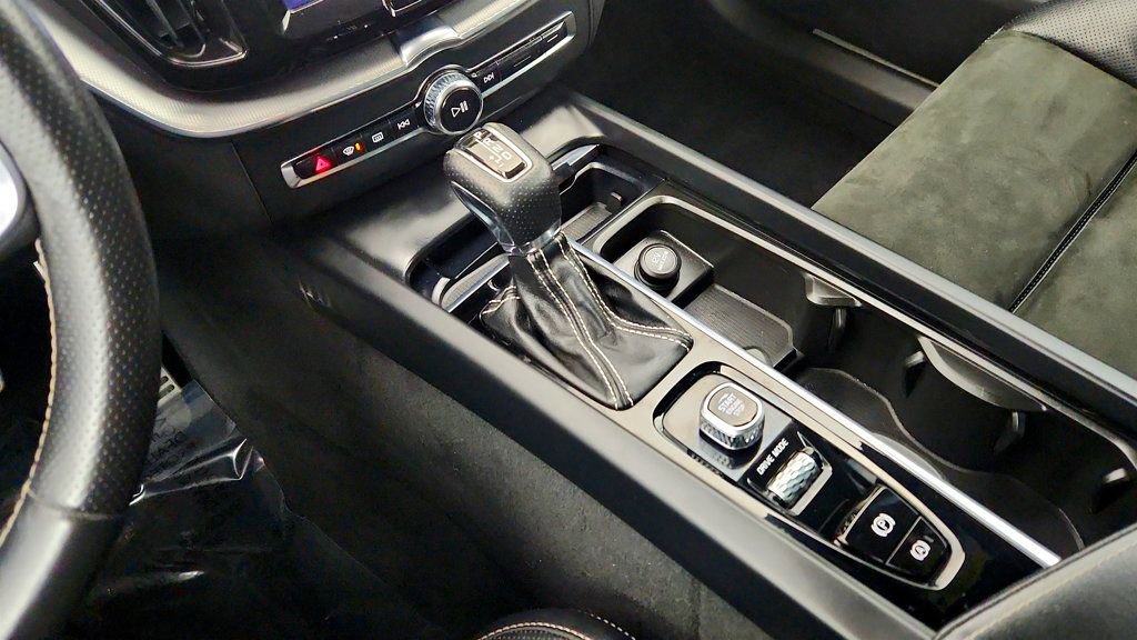 Used 2018 Volvo XC60 T6 R-Design w/ Convenience Package image 17