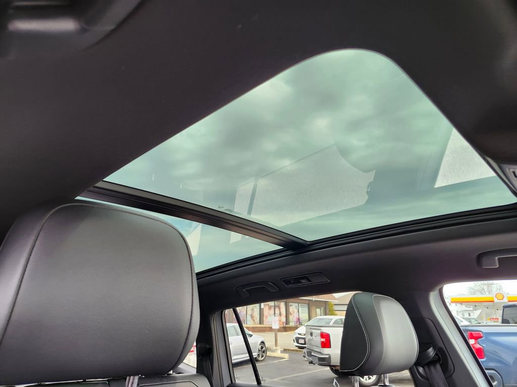 Used 2023 Volkswagen Tiguan SE R-Line image 9