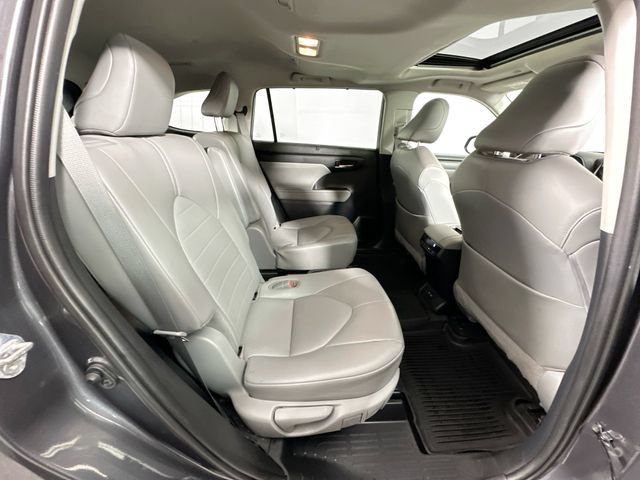 Used 2020 Toyota Highlander XLE AWD/4WD image 29